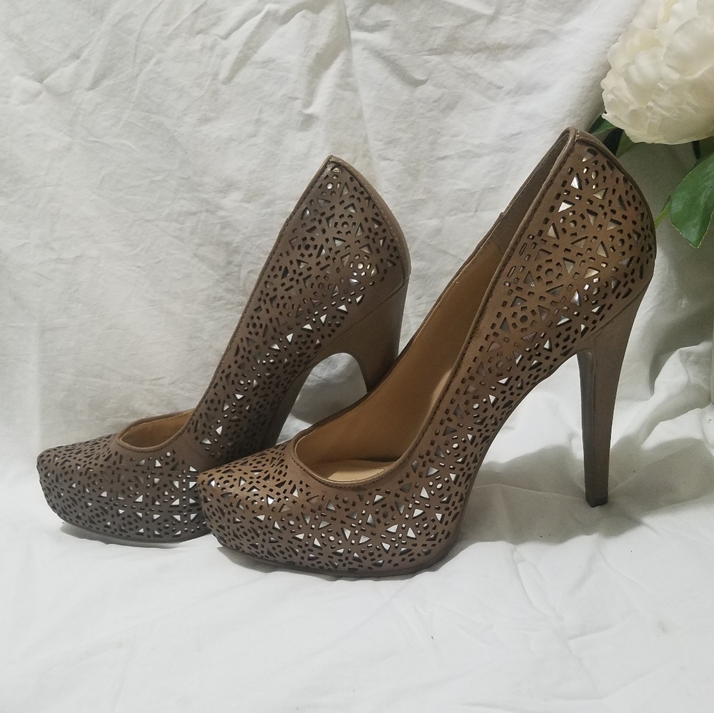 BCBG Platform Heels Taupe Rounded Toe sz 10 EUC